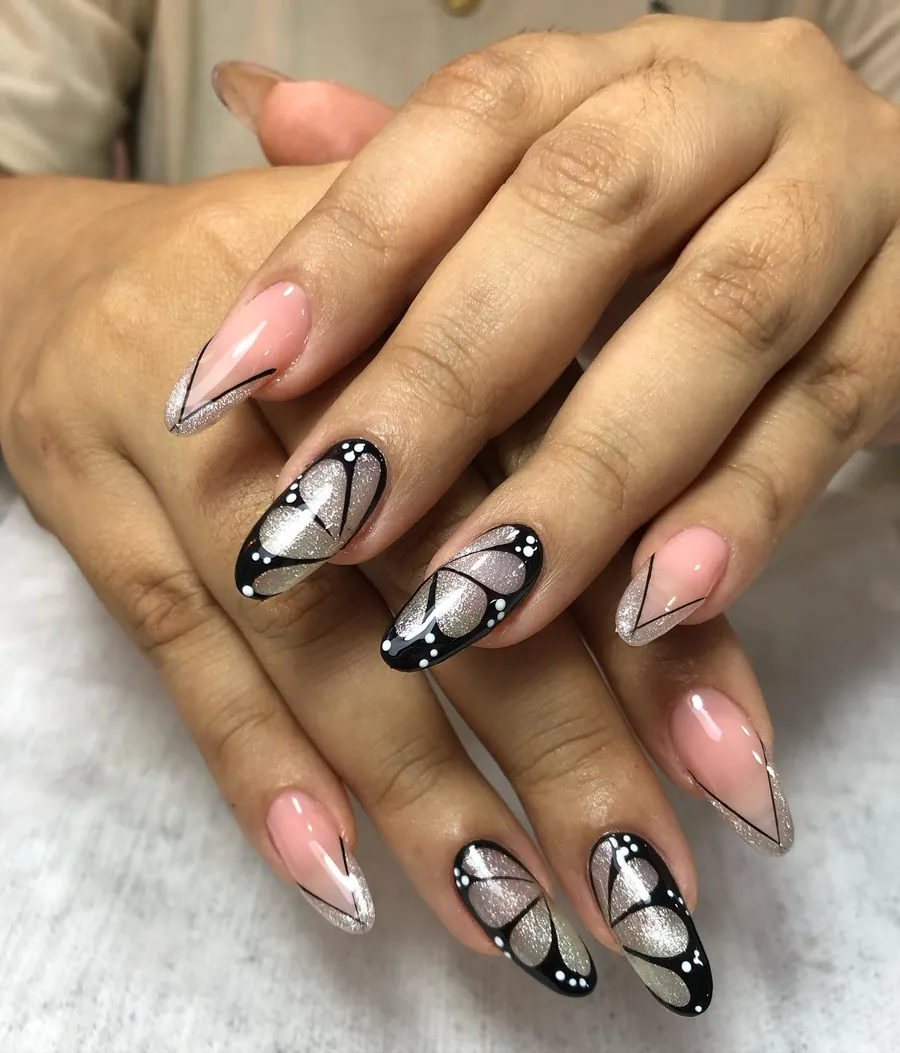 Uñas con diseño de mariposas en blanco y negro